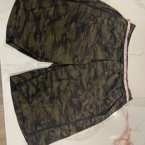 Men’s Lululemon 9” Shorts w/ Liner